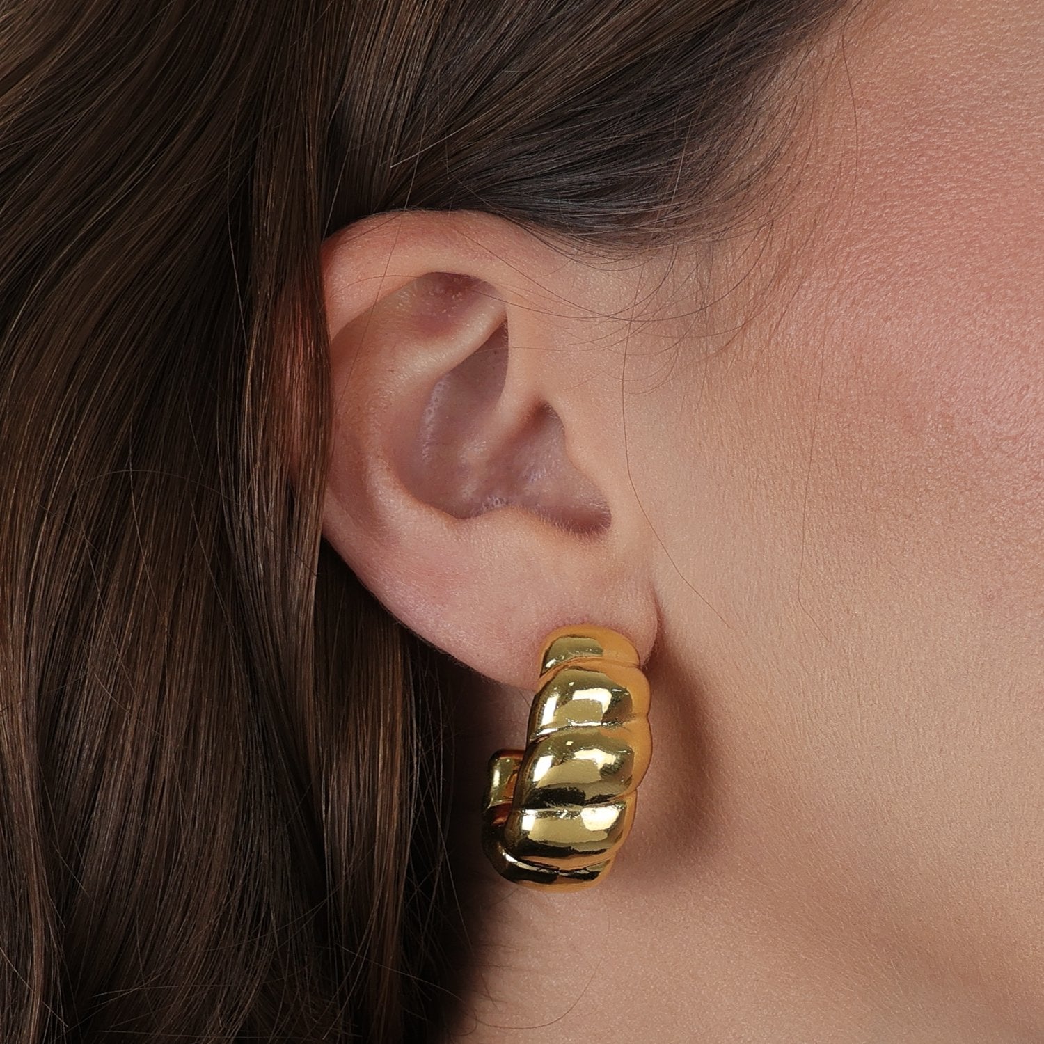 Brinco Croissant Meia Argola com Banho de Ouro 24K