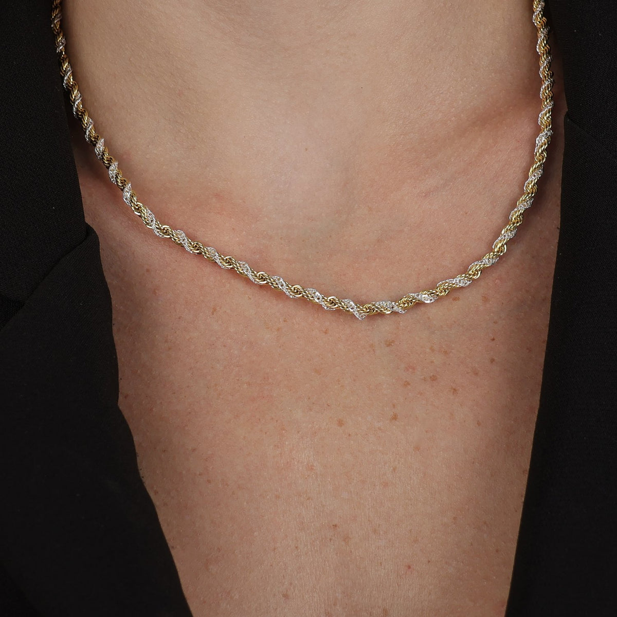 Colar Torcido de Cordão Baiano Dourado e Prateado