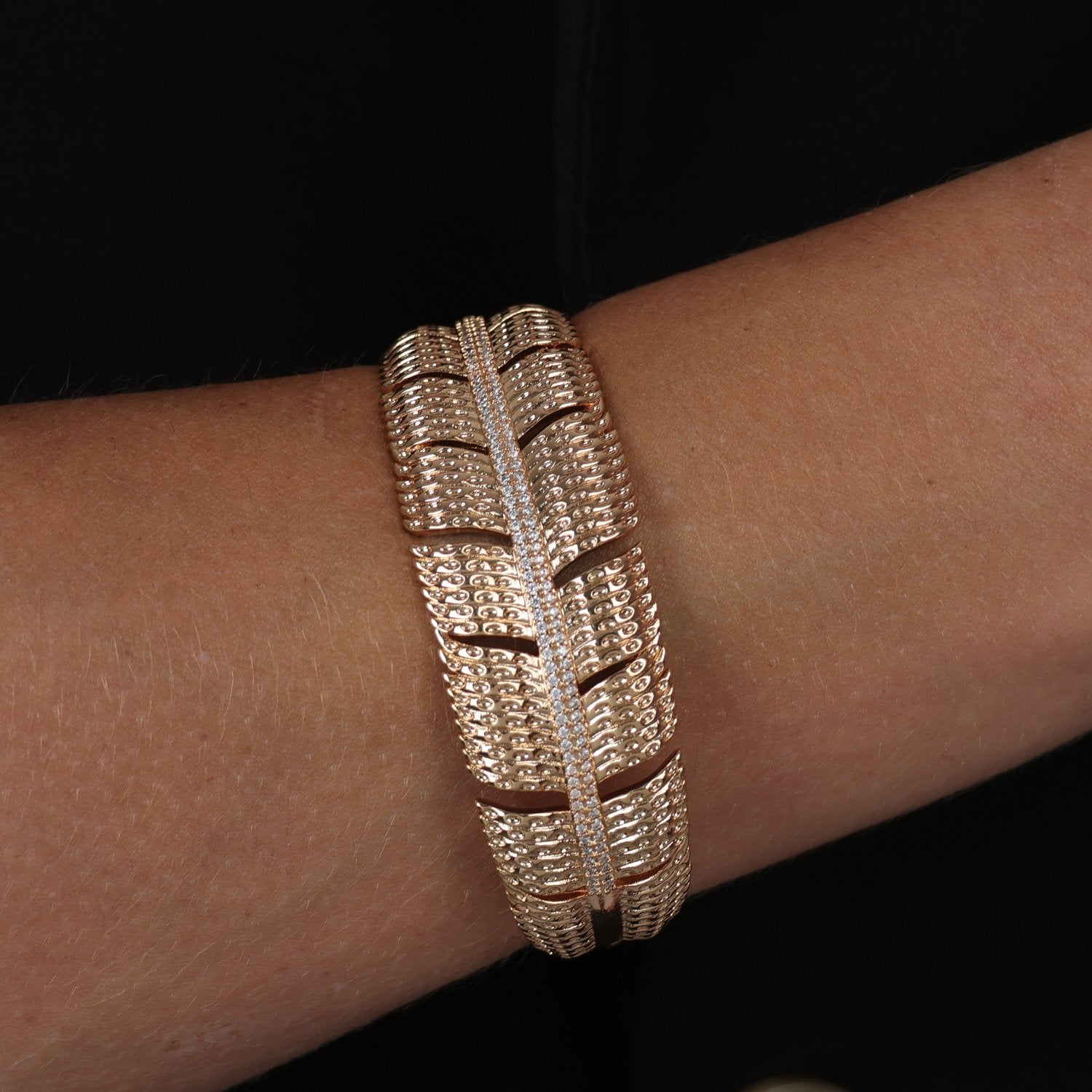 Bracelete Pena Cravejado de Zircônia com Banho de Ouro 24K