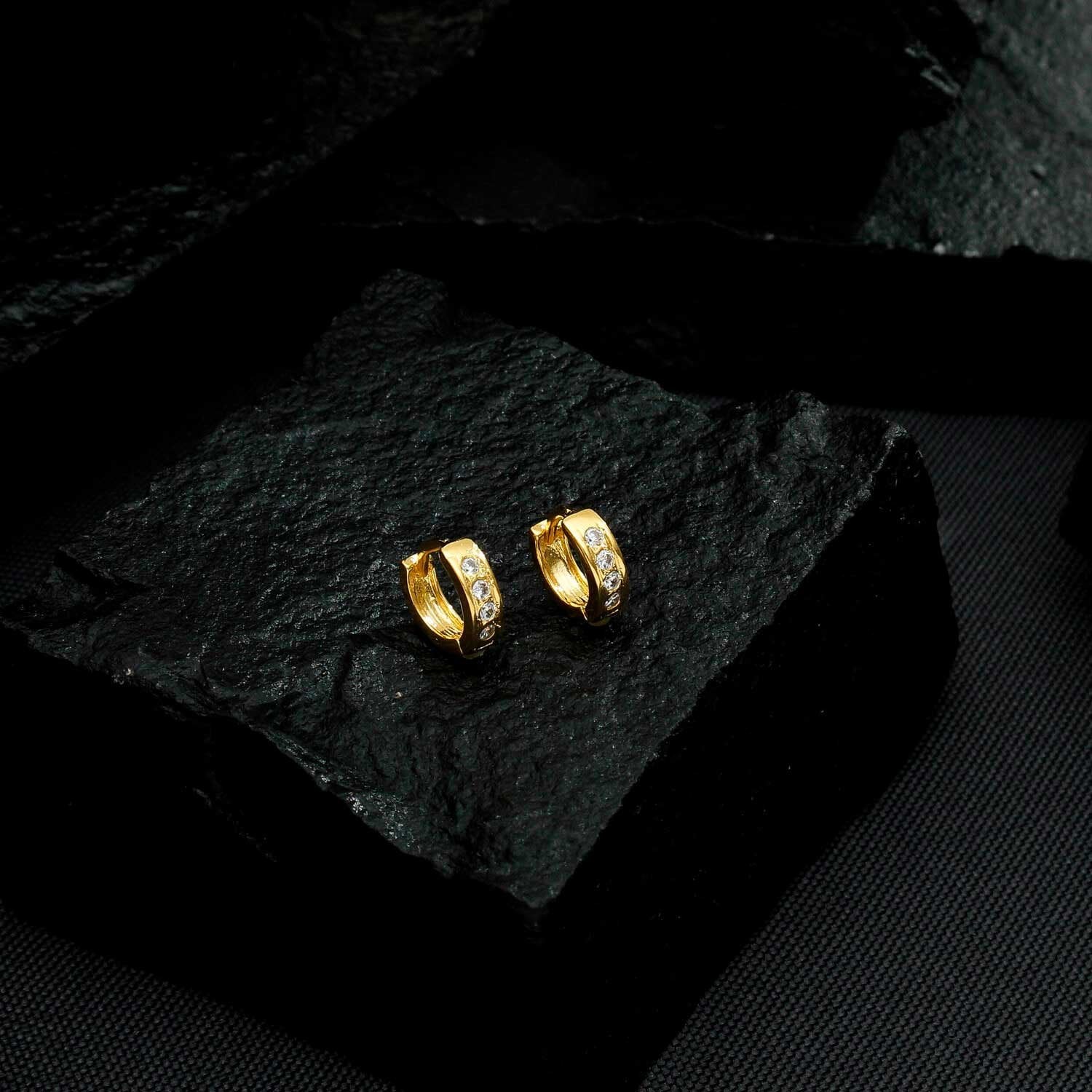 Brinco Argolinha com Pedras de Zircônia com Banho de Ouro 24K
